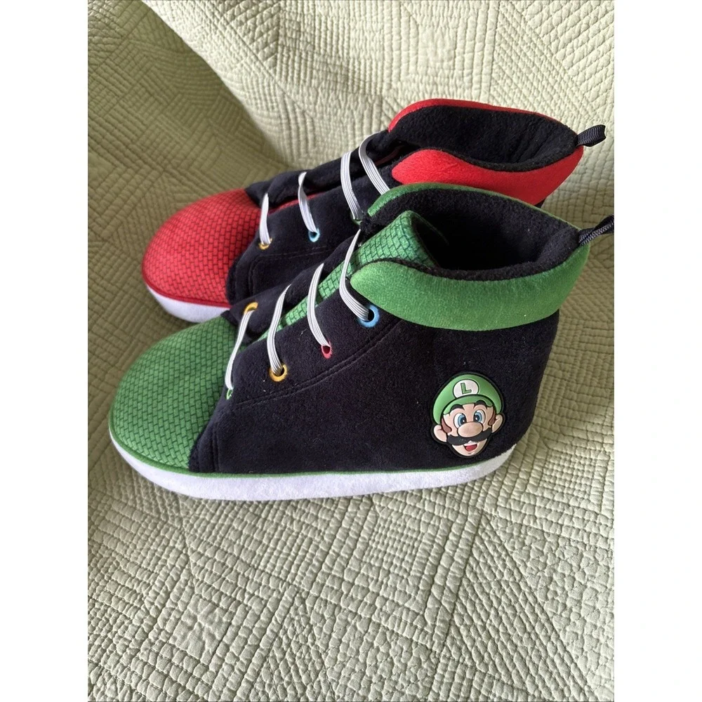 Nintendo Super Mario Big Boys SIZE 4-5  Soft Slippers